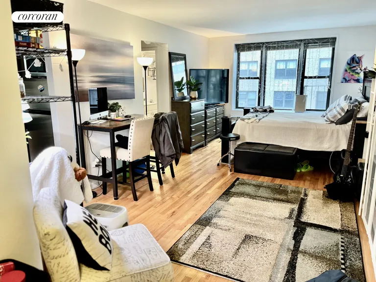 New York City Real Estate | View 200 East 28th Street, 3C | room 1 | View 2