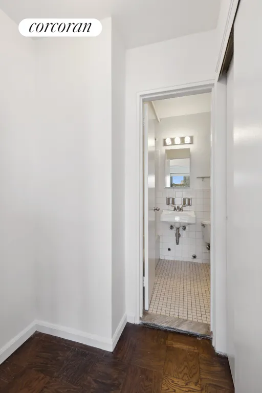New York City Real Estate | View 185 West End Avenue, 28J | Full Bathroom | View 4