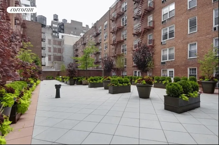 New York City Real Estate | View 25 West 13th Street, 3TN | Large common garden | View 11