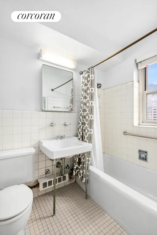 New York City Real Estate | View 130 East 63rd Street, 8E | Full Bathroom | View 9