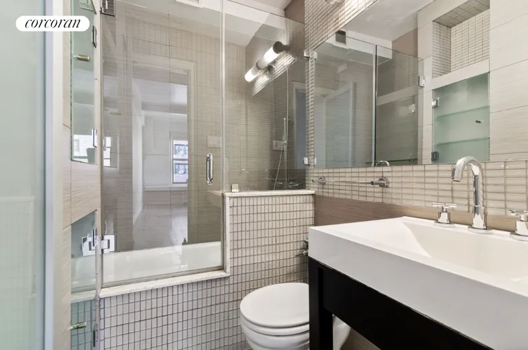 New York City Real Estate | View 40 West 72nd Street, 92 | Full Bathroom | View 4