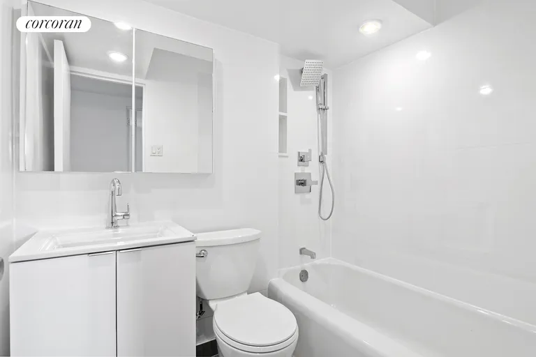 New York City Real Estate | View 301 East 66th Street, 17A | Full Bathroom | View 4