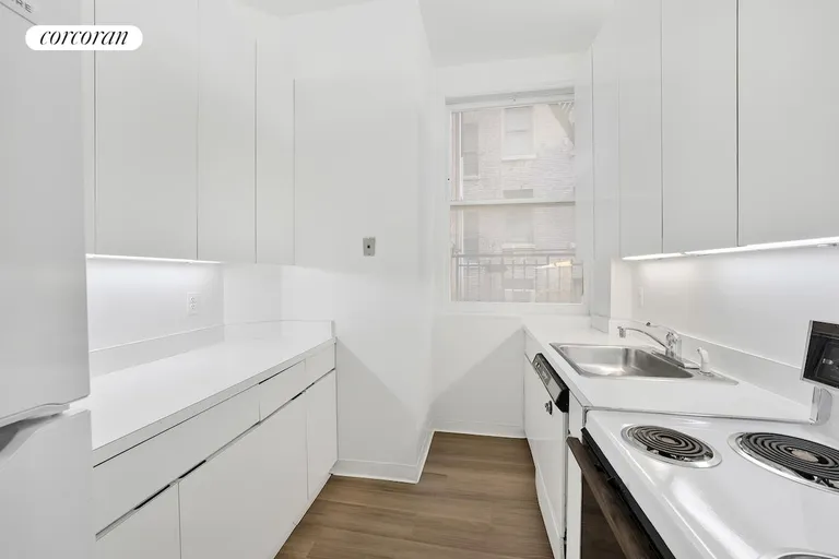 New York City Real Estate | View 43 Fifth Avenue, 8NW | Kitchen | View 10
