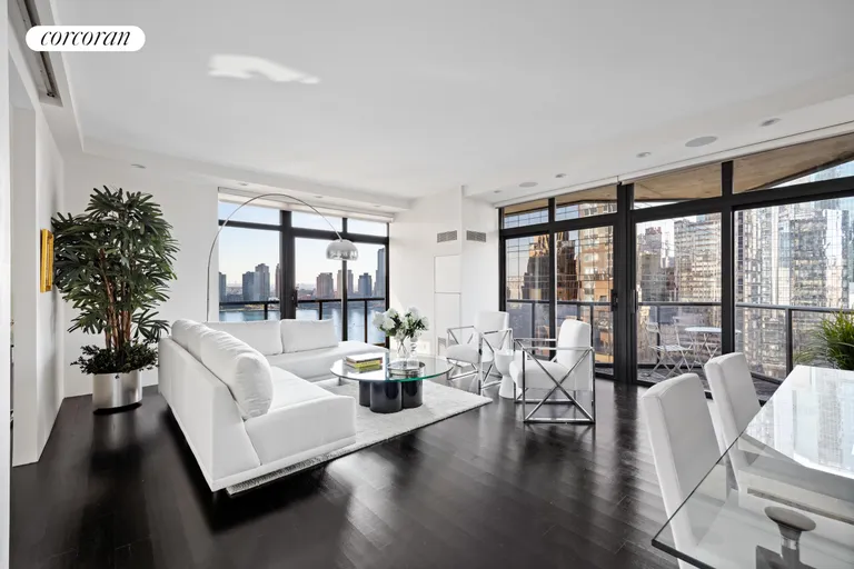 New York City Real Estate | View 100 United Nations Plaza, 22B | 2 Beds, 2 Baths | View 1