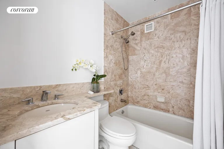 New York City Real Estate | View 100 United Nations Plaza, 22B | En suite 2nd bathroom | View 9