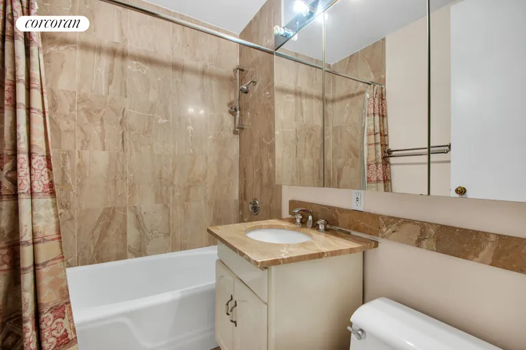 New York City Real Estate | View 201 West 72nd Street, 9G | Full Bathroom | View 5