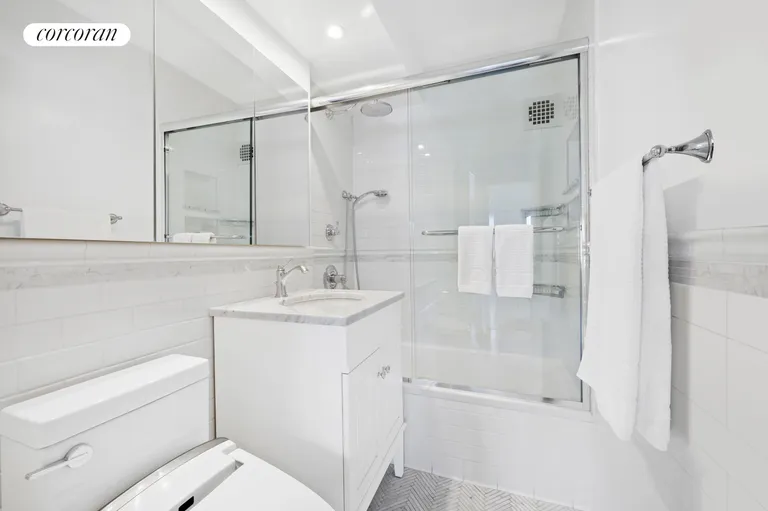 New York City Real Estate | View 240 East 76th Street, 10B | Full Bathroom | View 4