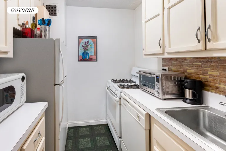 New York City Real Estate | View 301 East 79th Street, 4R | Kitchen | View 4