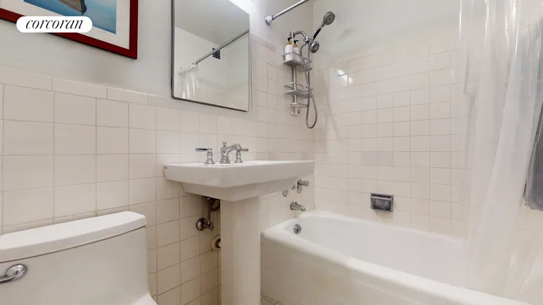 New York City Real Estate | View 160 West End Avenue, 8M | Full Bathroom | View 5