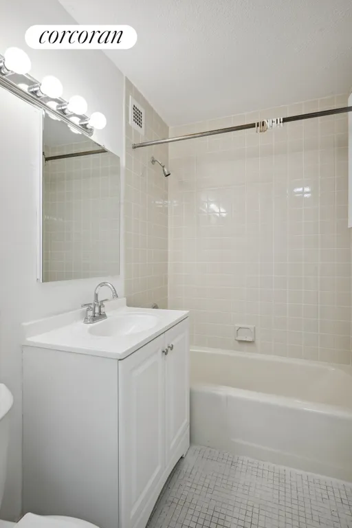 New York City Real Estate | View 531 Main Street, 1404 | Full Bathroom | View 6