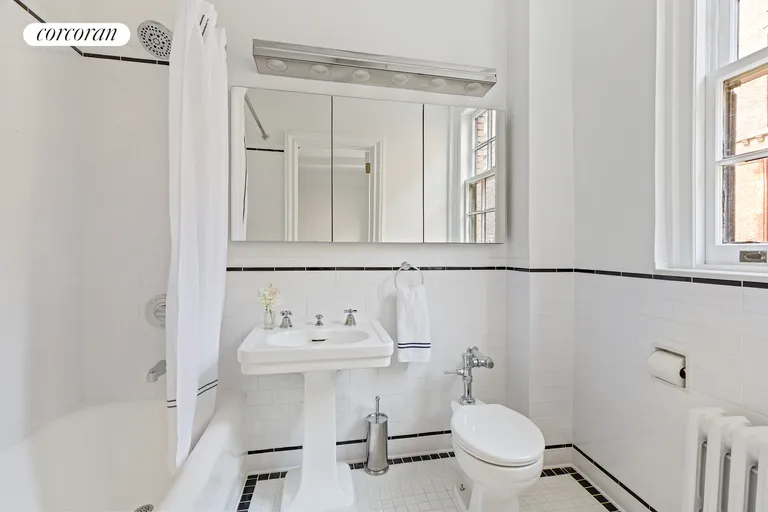 New York City Real Estate | View 40 West 67th Street, 8B | Primary Bathroom | View 4
