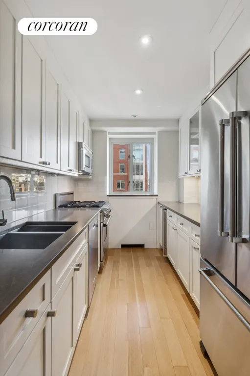New York City Real Estate | View 200 East 66th Street, A1905 | Kitchen | View 3