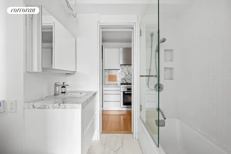 New York City Real Estate | View 40 West 77th Street, 6D | Full Bathroom | View 13