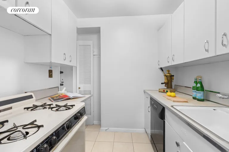 New York City Real Estate | View 333 East 55th Street, 10G | KITCHEN | View 5