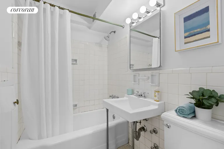 New York City Real Estate | View 333 East 55th Street, 10G | BATH | View 6