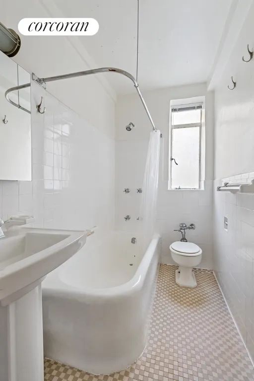 New York City Real Estate | View 25 Central Park West, 6H | Full Bathroom | View 7