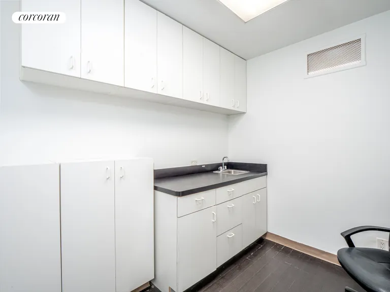 New York City Real Estate | View 251 West 19th Street, 1A | room 10 | View 11