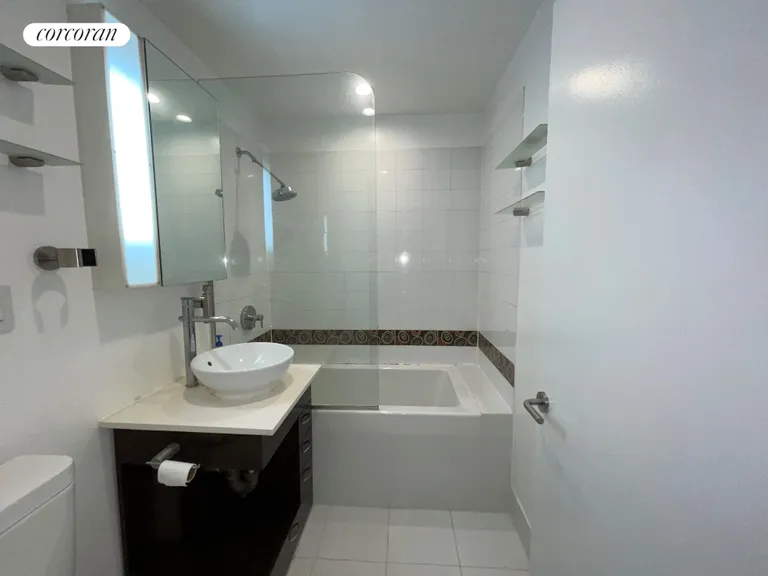 New York City Real Estate | View 34 Crooke Avenue, 2C | Full Bathroom | View 5
