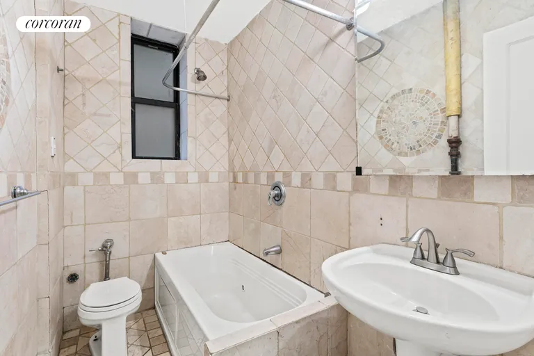 New York City Real Estate | View 860 West 181st Street, 6 | Full Bathroom | View 5