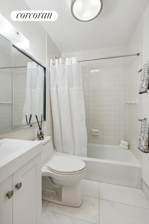 New York City Real Estate | View 407 Park Avenue South, 17F | Full Bathroom | View 6