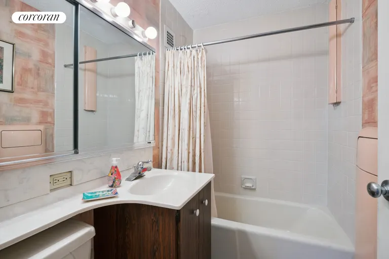 New York City Real Estate | View 531 Main Street, 601 | First Bathroom | View 10