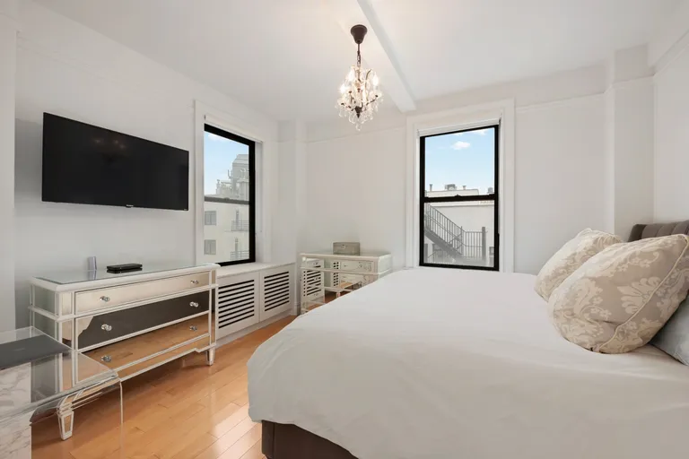New York City Real Estate | View 23 West 73rd Street, 715 | Bedroom | View 4