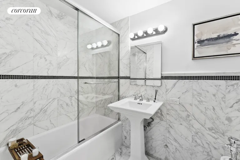 New York City Real Estate | View 25 Central Park West, 2N | Full Bathroom | View 10