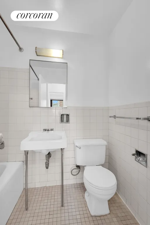 New York City Real Estate | View 140 West End Avenue, 9E | Full Bathroom | View 5