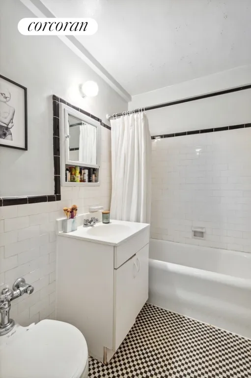 New York City Real Estate | View 433 West 34th Street, 5B | Full Bathroom | View 4