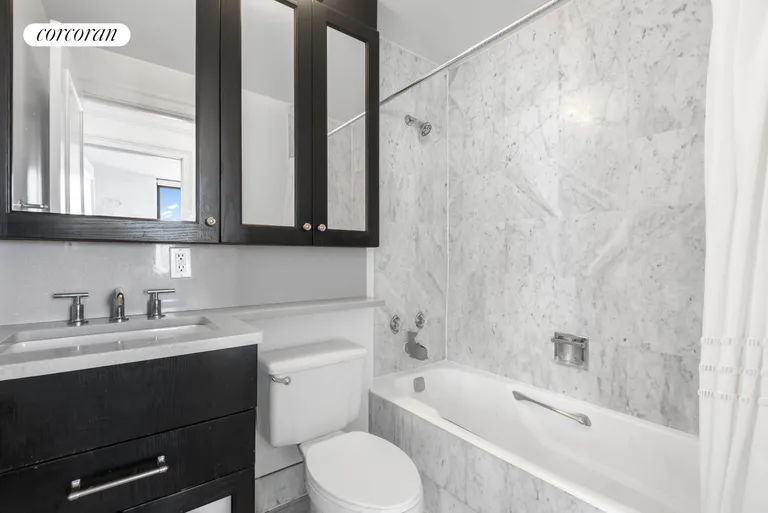 New York City Real Estate | View 200 Rector Place, 32B | Full Bathroom | View 7