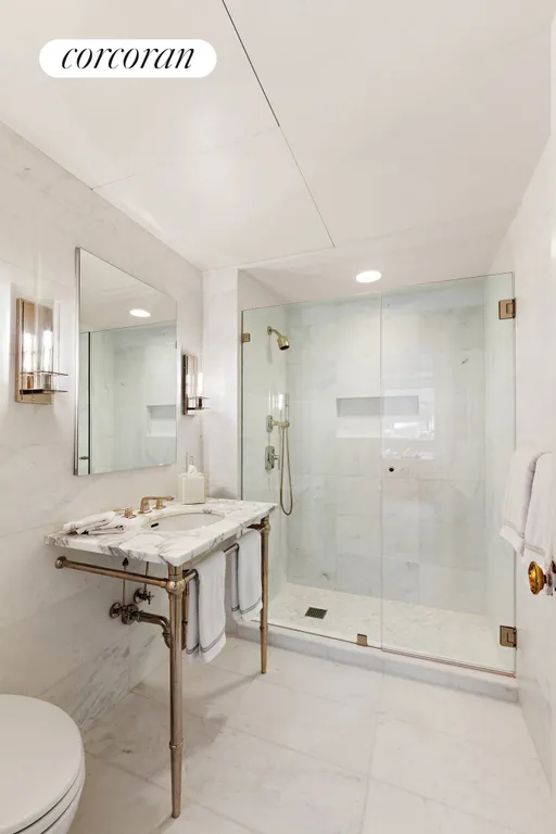 New York City Real Estate | View 860 Park Avenue, 6FLR | Full Bathroom | View 10