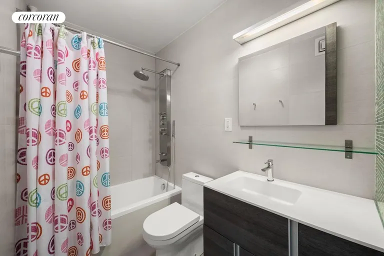 New York City Real Estate | View 415 East 37th Street, 30L | Full Bathroom | View 8
