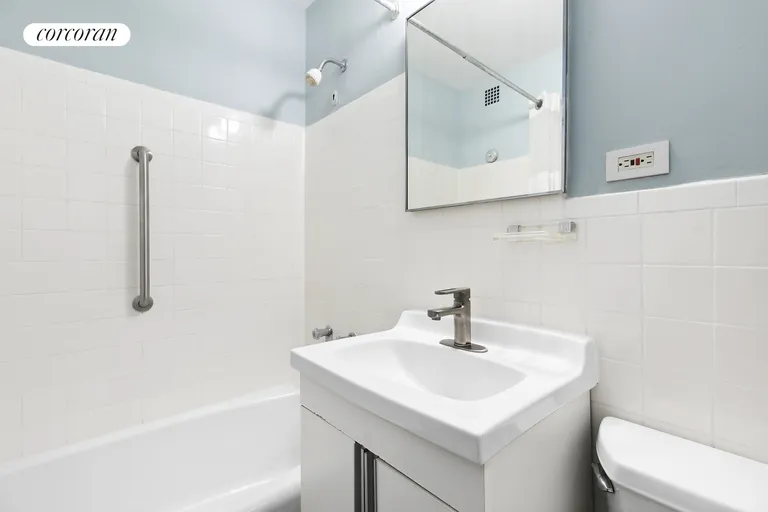 New York City Real Estate | View 170 West End Avenue, 19M | Full Bathroom | View 4