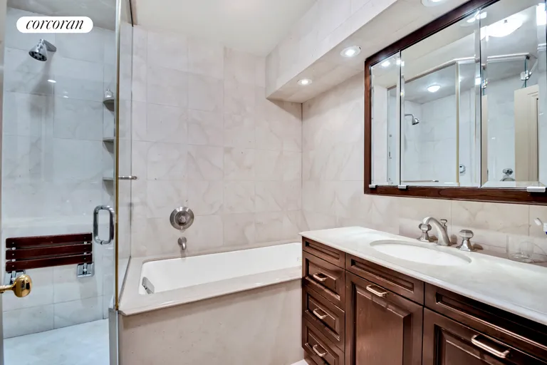 New York City Real Estate | View 700 Park Avenue, 8B | Full Bathroom | View 12