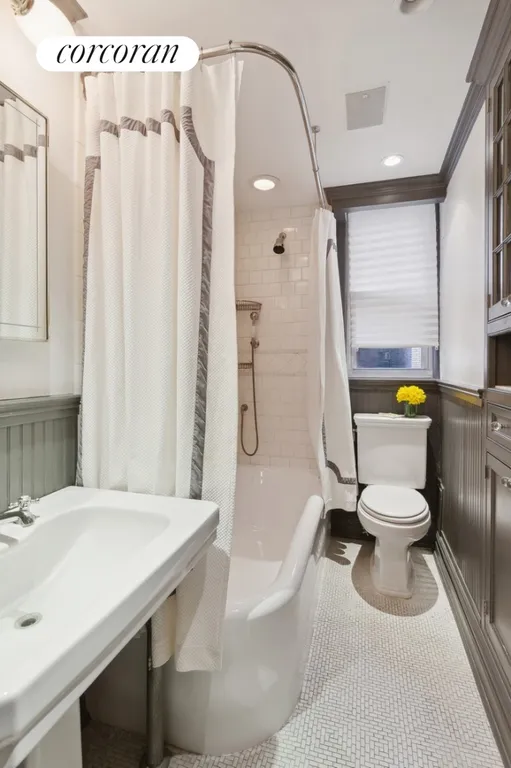 New York City Real Estate | View 130 East 94th Street, 4D | Full Bathroom | View 8