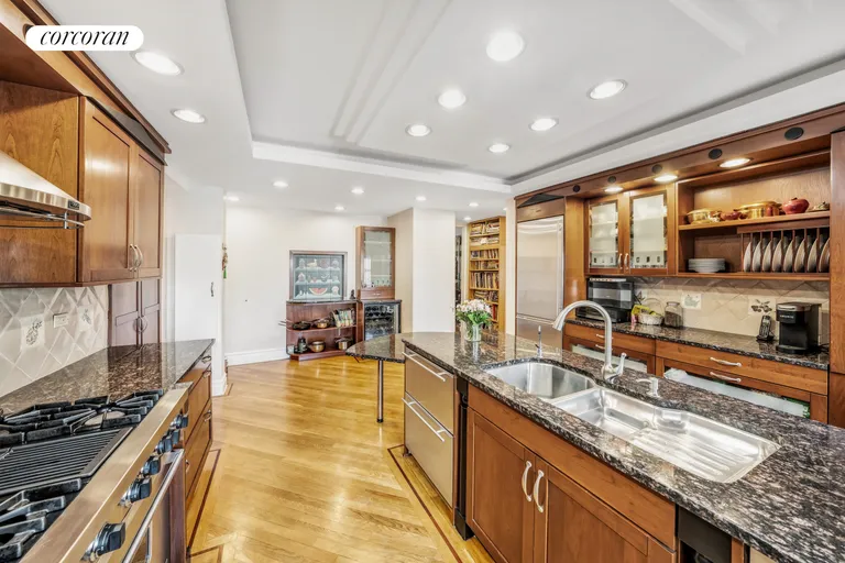 New York City Real Estate | View 150 East 69th Street, 10N | room 4 | View 5