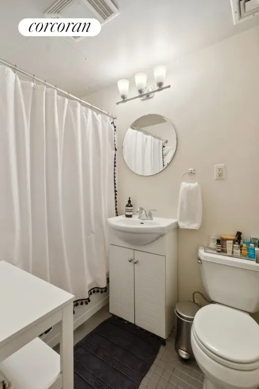New York City Real Estate | View 23 Waverly Place, 3H | Full Bathroom | View 4
