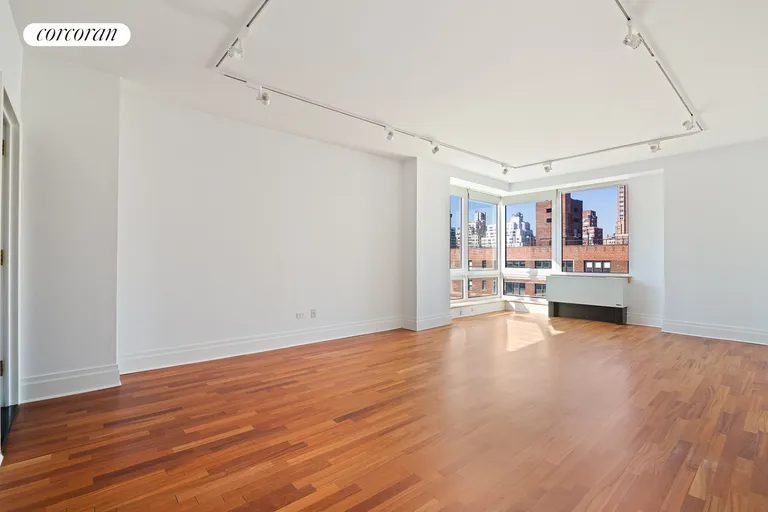 New York City Real Estate | View 300 East 77th Street, 9A | room 2 | View 3