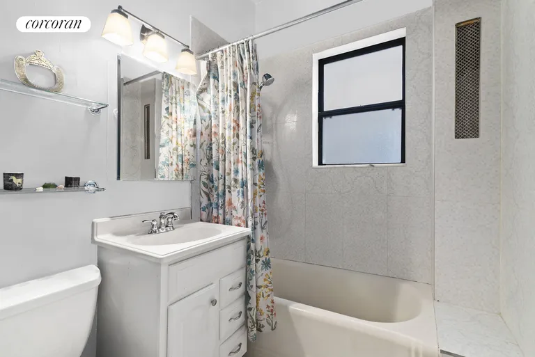 New York City Real Estate | View 109 West 82Nd Street, 4C | Full Bathroom | View 5