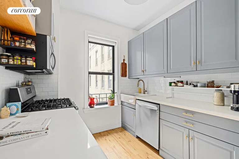 New York City Real Estate | View 175 Eastern Parkway, 4L | room 2 | View 3