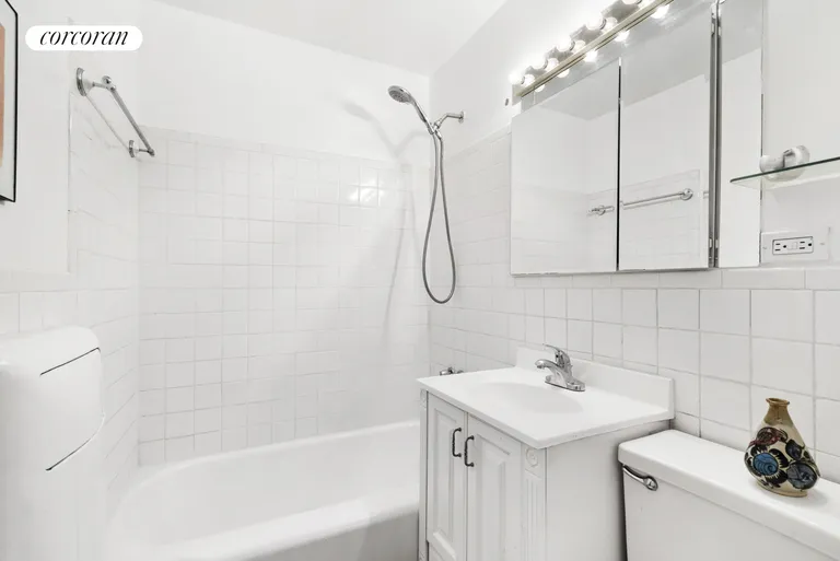 New York City Real Estate | View 301 East 22Nd Street, 7N | Full Bathroom | View 5