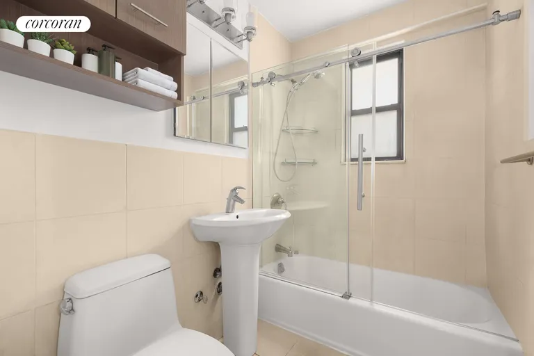 New York City Real Estate | View 201 East 28th Street, 4R | Bathroom | View 8