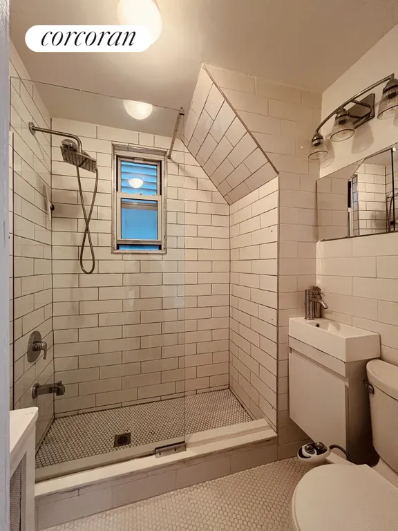 New York City Real Estate | View 1036 Lorimer Street, 1 | Full Bathroom | View 7