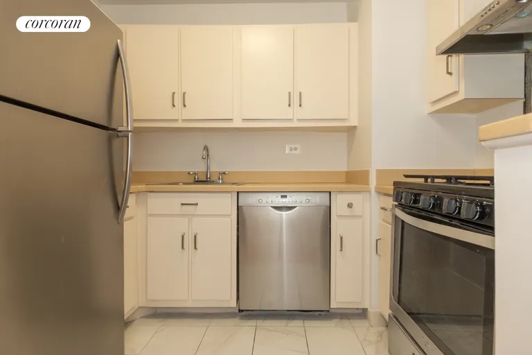 New York City Real Estate | View 220 Manhattan Avenue, 4L | Kitchen | View 5