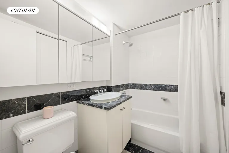 New York City Real Estate | View 425 Main Street, 7S | Primary Bathroom | View 7