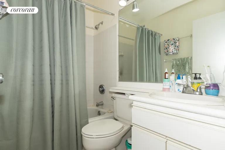 New York City Real Estate | View 300 West 110th Street, 17F | Full Bathroom | View 8