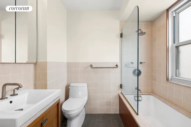 New York City Real Estate | View 101 West 12th Street, 17H | Primary Bathroom | View 6