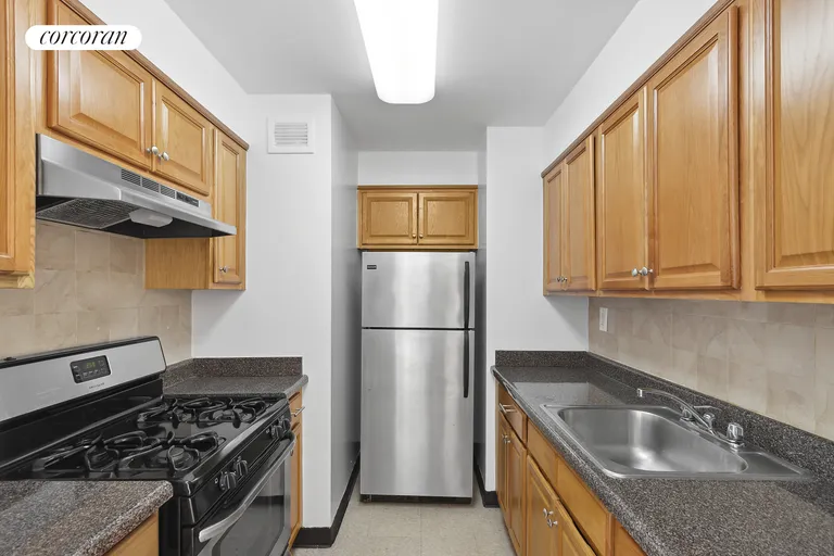 New York City Real Estate | View 1 Glenwood Avenue, 18G | room 3 | View 4