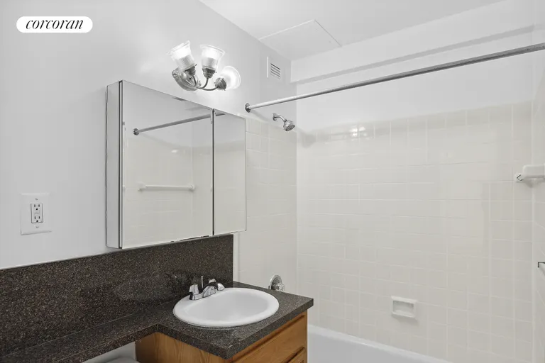 New York City Real Estate | View 1 Glenwood Avenue, 18G | room 4 | View 5