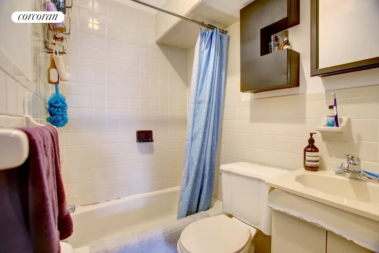 New York City Real Estate | View 104 West 80th Street, 7 | Full Bathroom | View 4